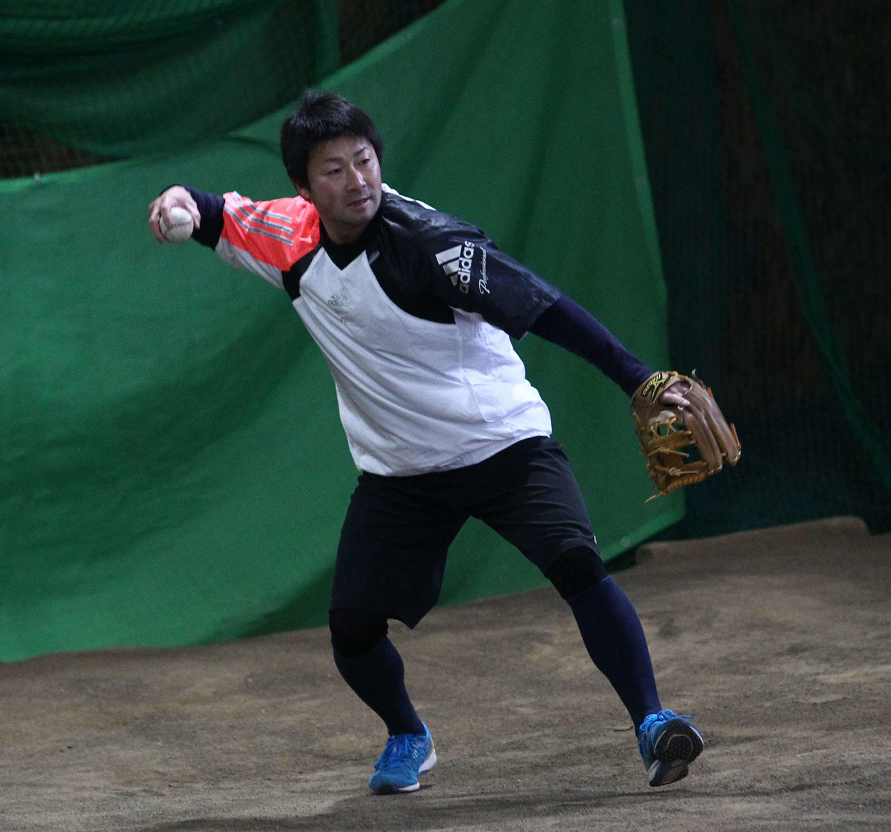 キャッチボールする稲葉大樹内野手兼野手コーチ