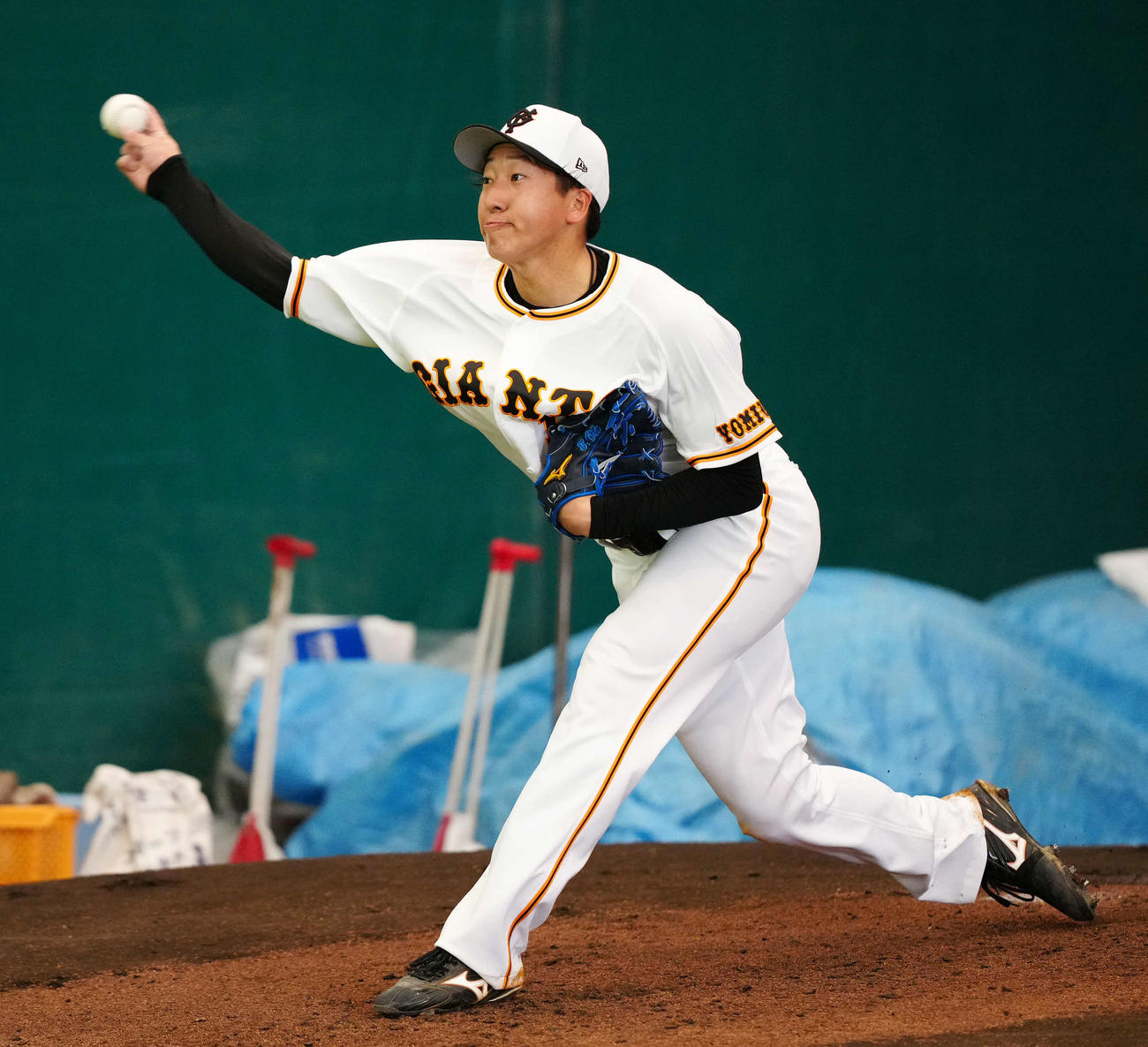 ブルペン投球する巨人ドラフト1位の大勢（撮影・江口和貴）