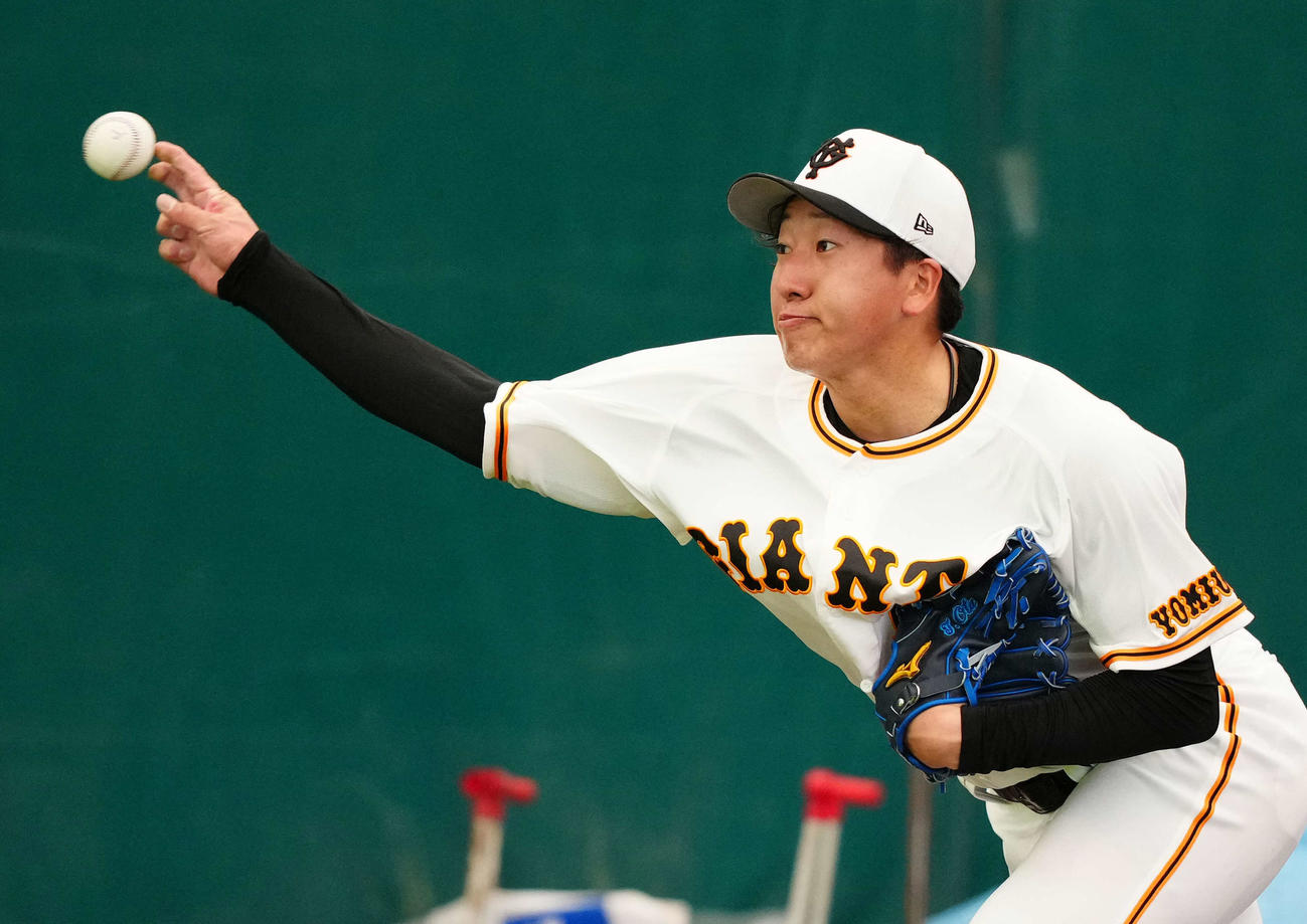 ブルペン投球する巨人ドラフト1位の大勢（撮影・江口和貴）