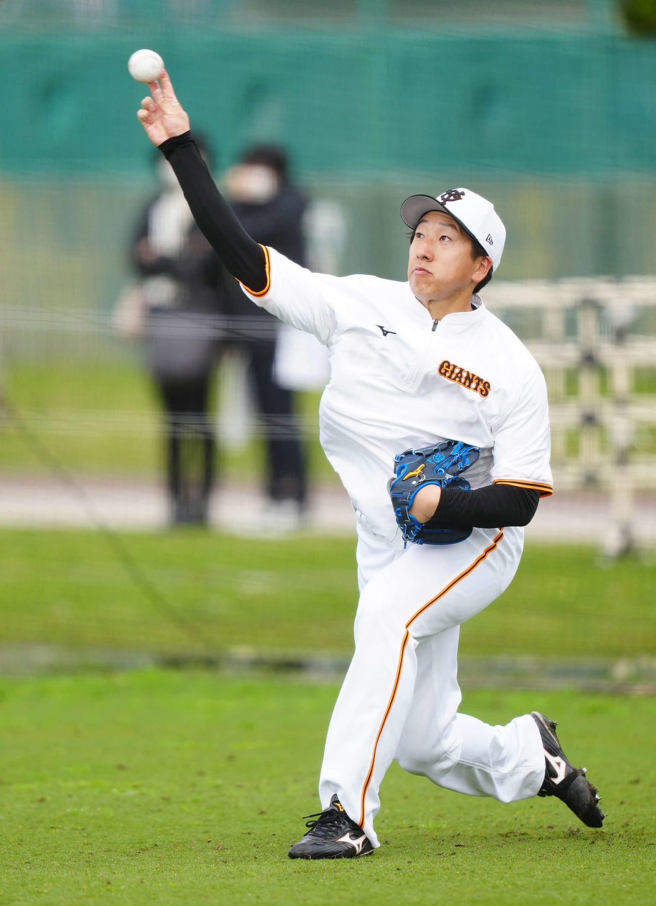キャッチボールする巨人ドラフト1位の大勢（撮影・江口和貴）