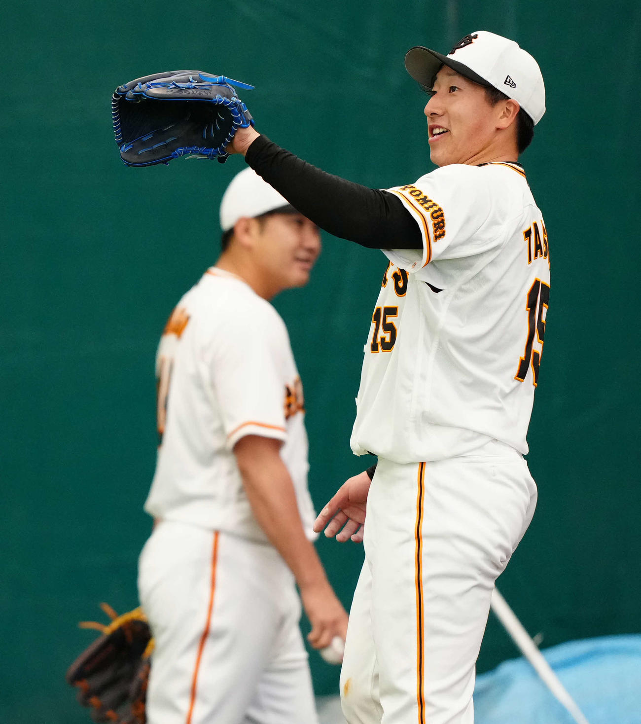 ブルペン投球する巨人ドラフト1位の大勢。後方は菅野（撮影・江口和貴）