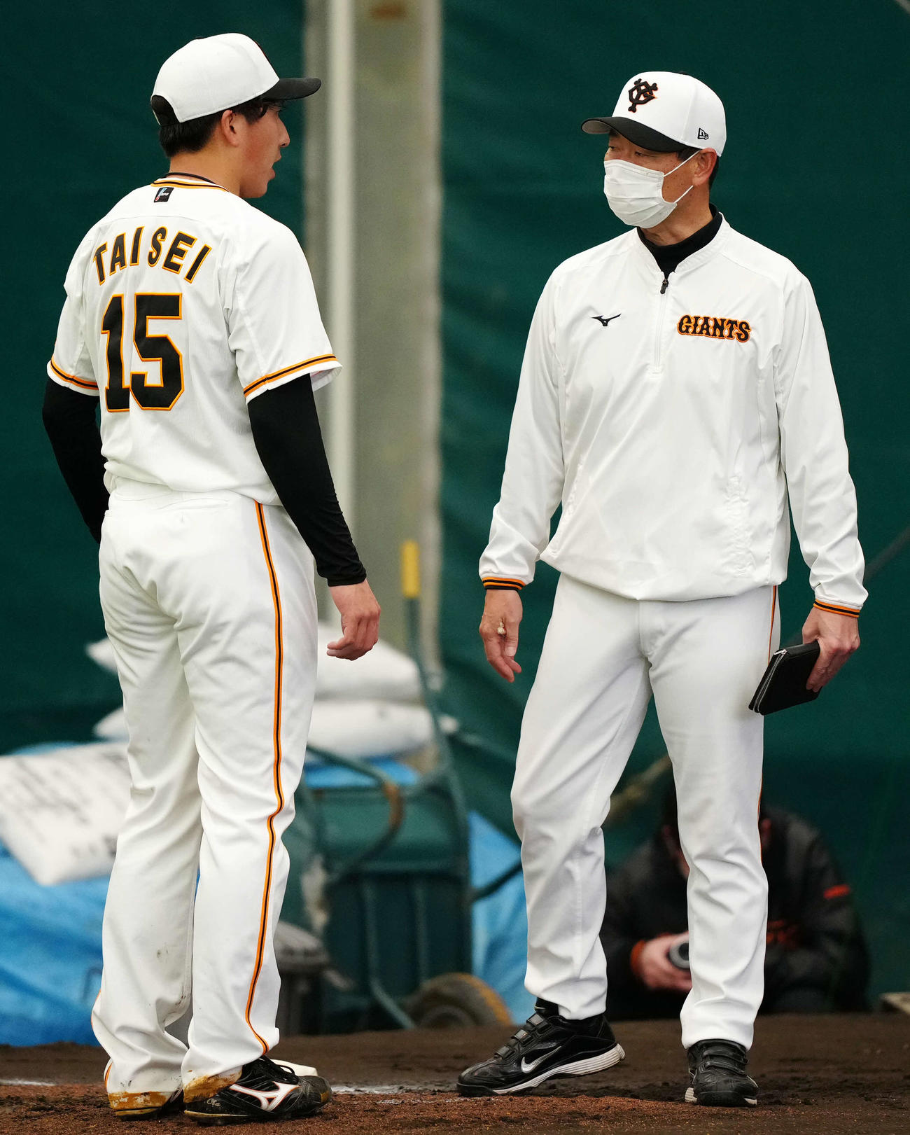 ブルペンで巨人桑田投手チーフコーチ（右）の話を聞くドラフト1位の大勢（撮影・江口和貴）