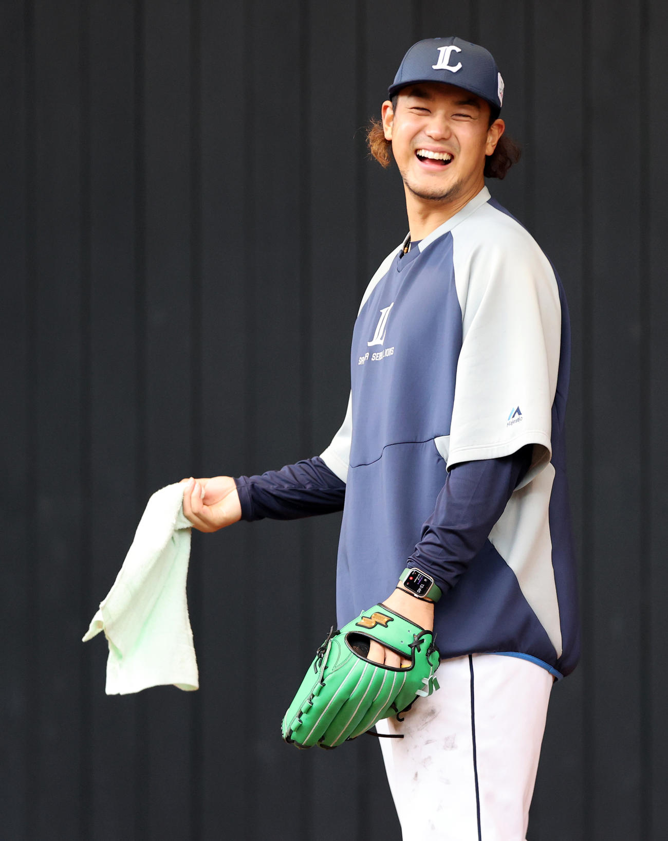 西武春季キャンプ3日目、ブルペンで笑顔を見せる高橋（2022年2月3日）
