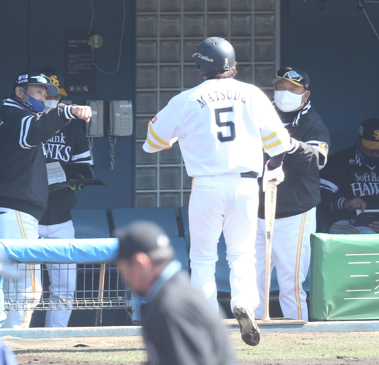 ソフトバンク対ロッテ　1回に適時二塁打を放った松田宣浩を出迎える藤本博史監督（撮影・梅根麻紀）