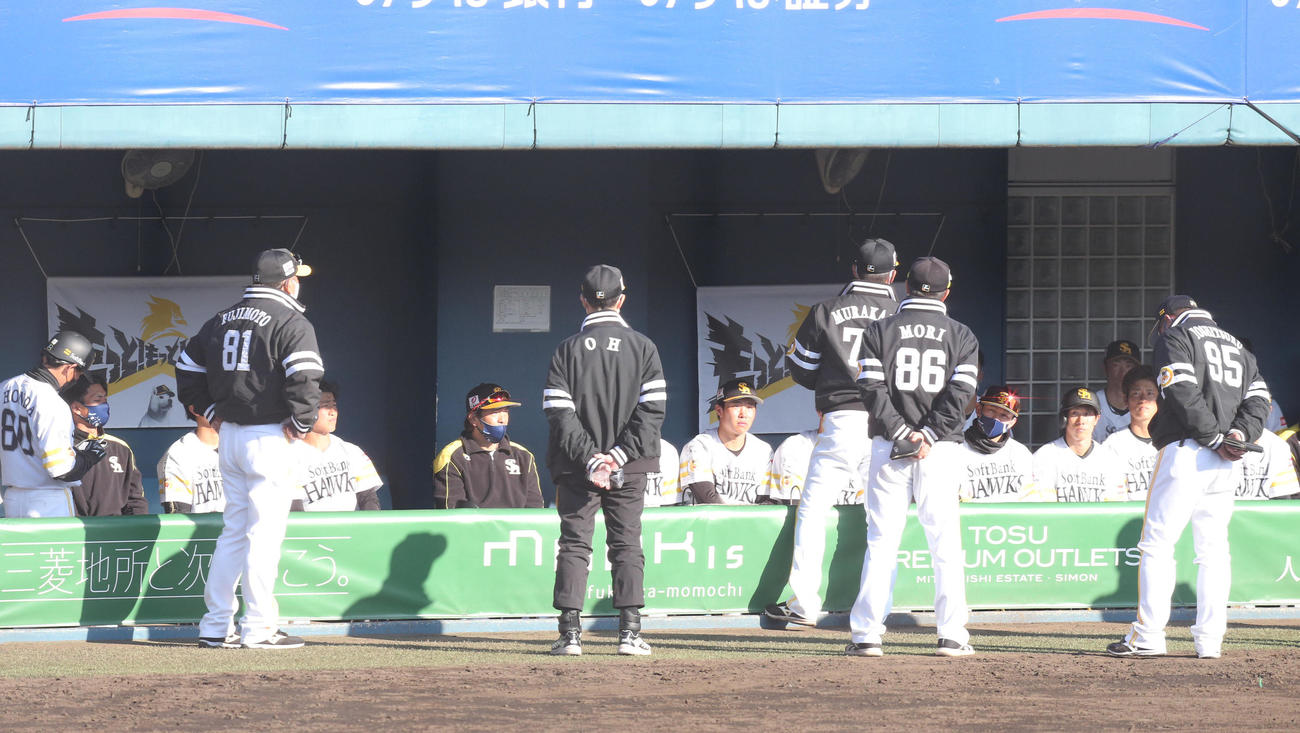 ソフトバンク対ロッテ　練習試合でロッテに敗れたソフトバンクナインはコーチ陣の話を聞く（撮影・梅根麻紀）