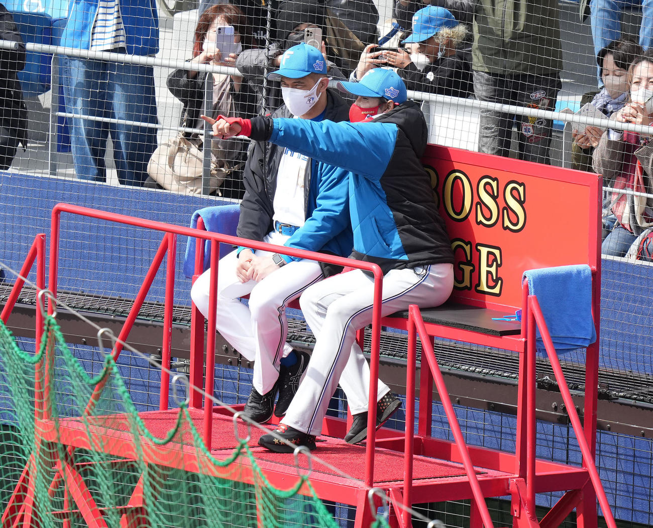 ビッグボスステージで談笑する室伏広治スポーツ庁長官（左）と日本ハム新庄監督（撮影・鈴木みどり）