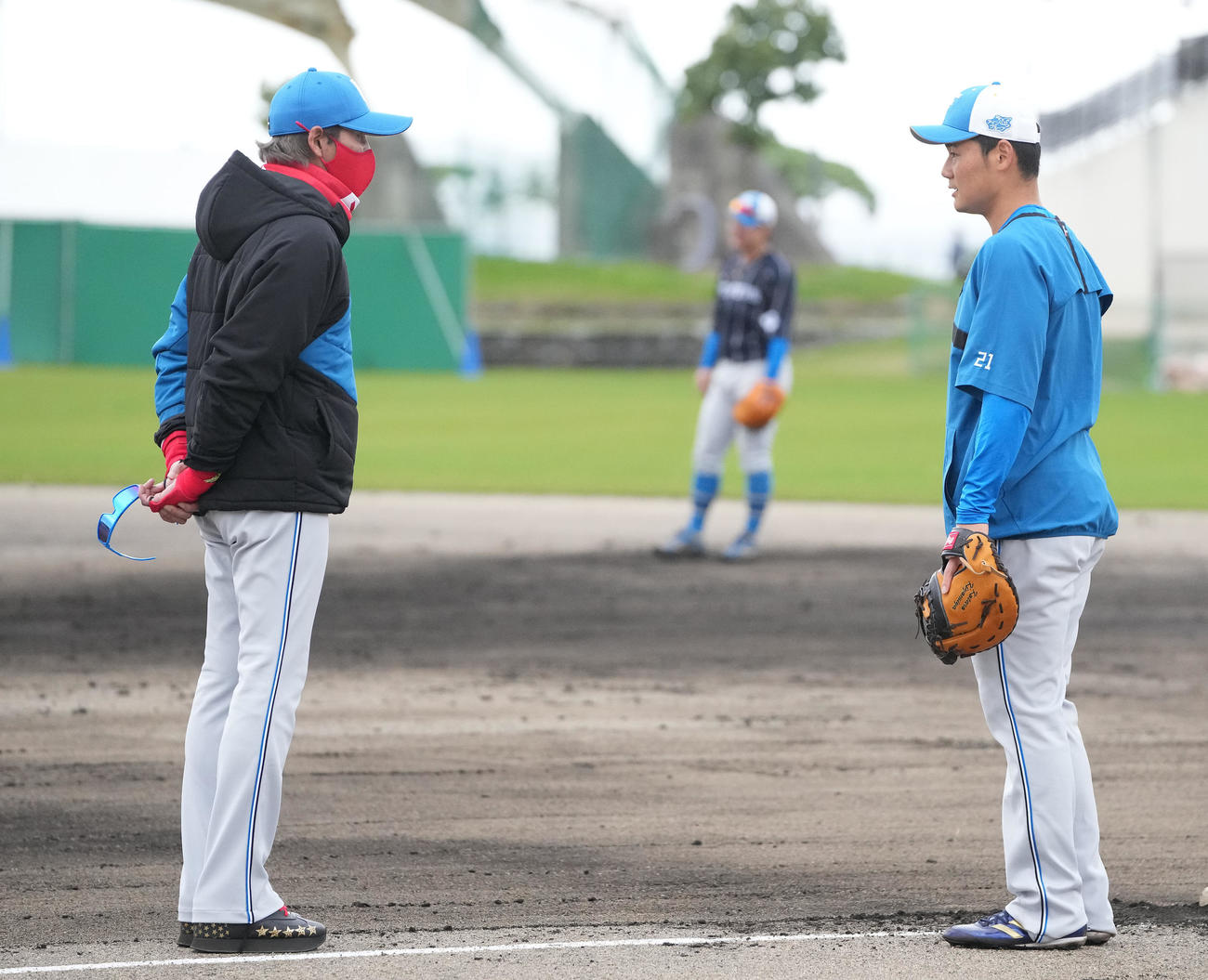 居残り特守を受ける日本ハム清宮（右）に声をかける新庄監督（撮影・鈴木みどり）