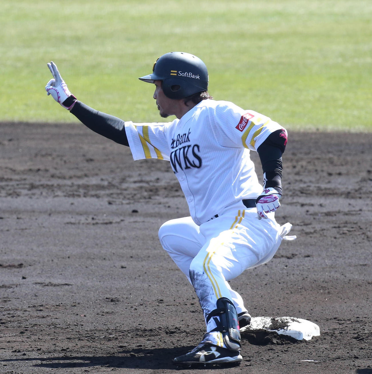 ソフトバンク対ロッテ　1回裏ソフトバンク無死に、三塁、松田宣浩は右越えに2点適時二塁打を放つ、ベンチに向かってVサイン（撮影・梅根麻紀）