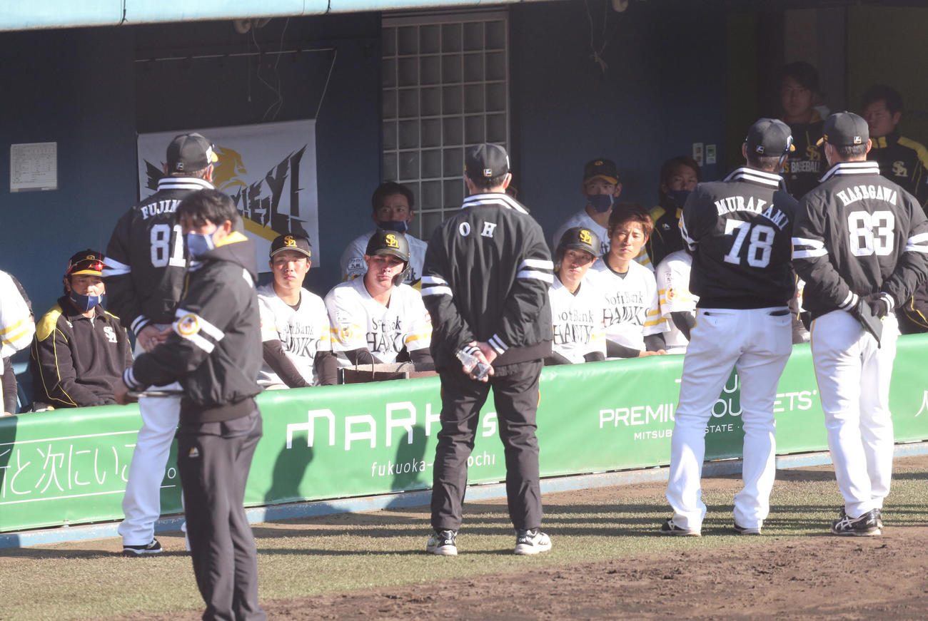 ソフトバンク対ロッテ　練習試合でロッテに敗れたソフトバンクナインはコーチ陣の話を聞く（撮影・梅根麻紀）
