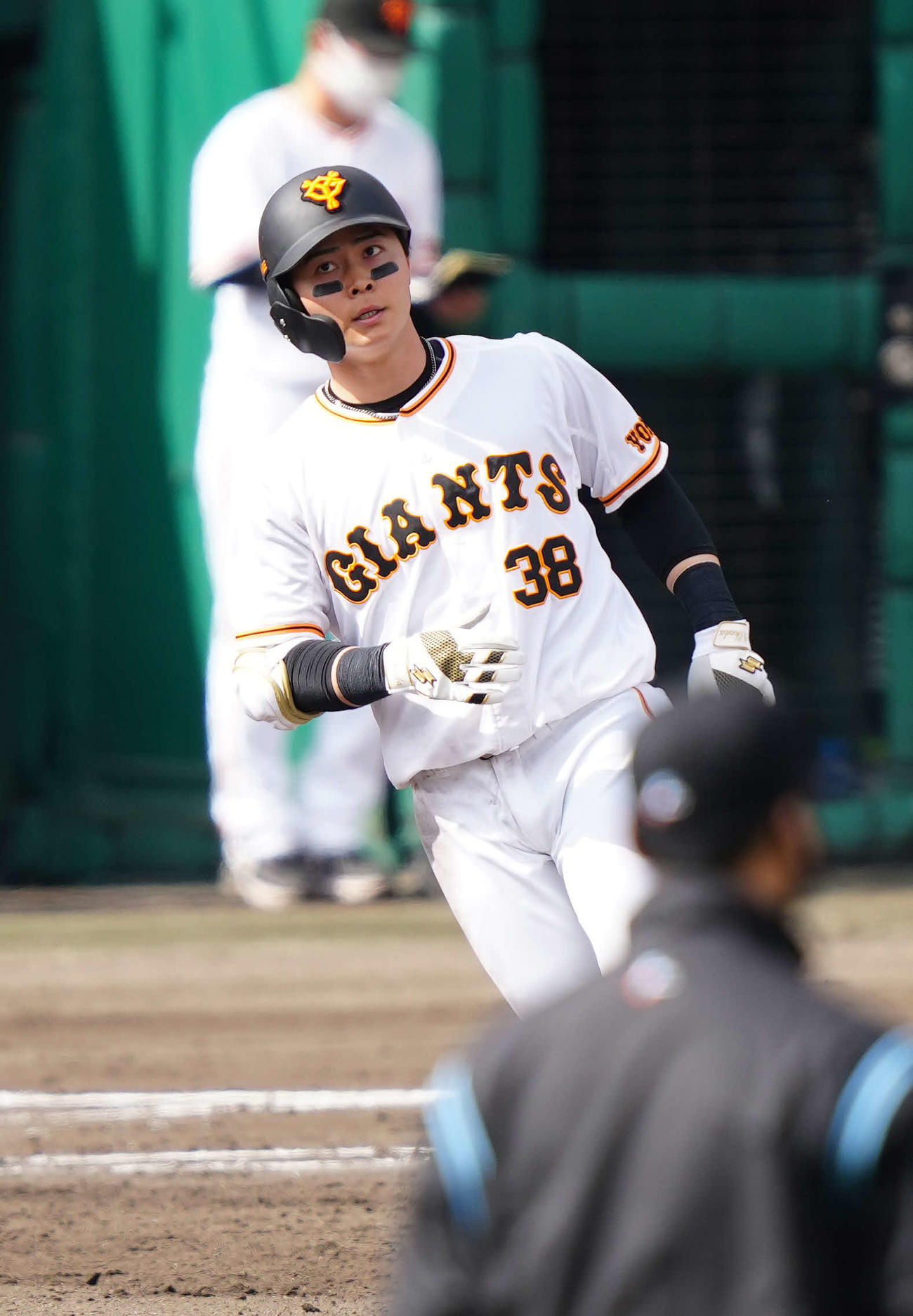 巨人対楽天　6回裏巨人1死、中飛に倒れた岡田（撮影・江口和貴）