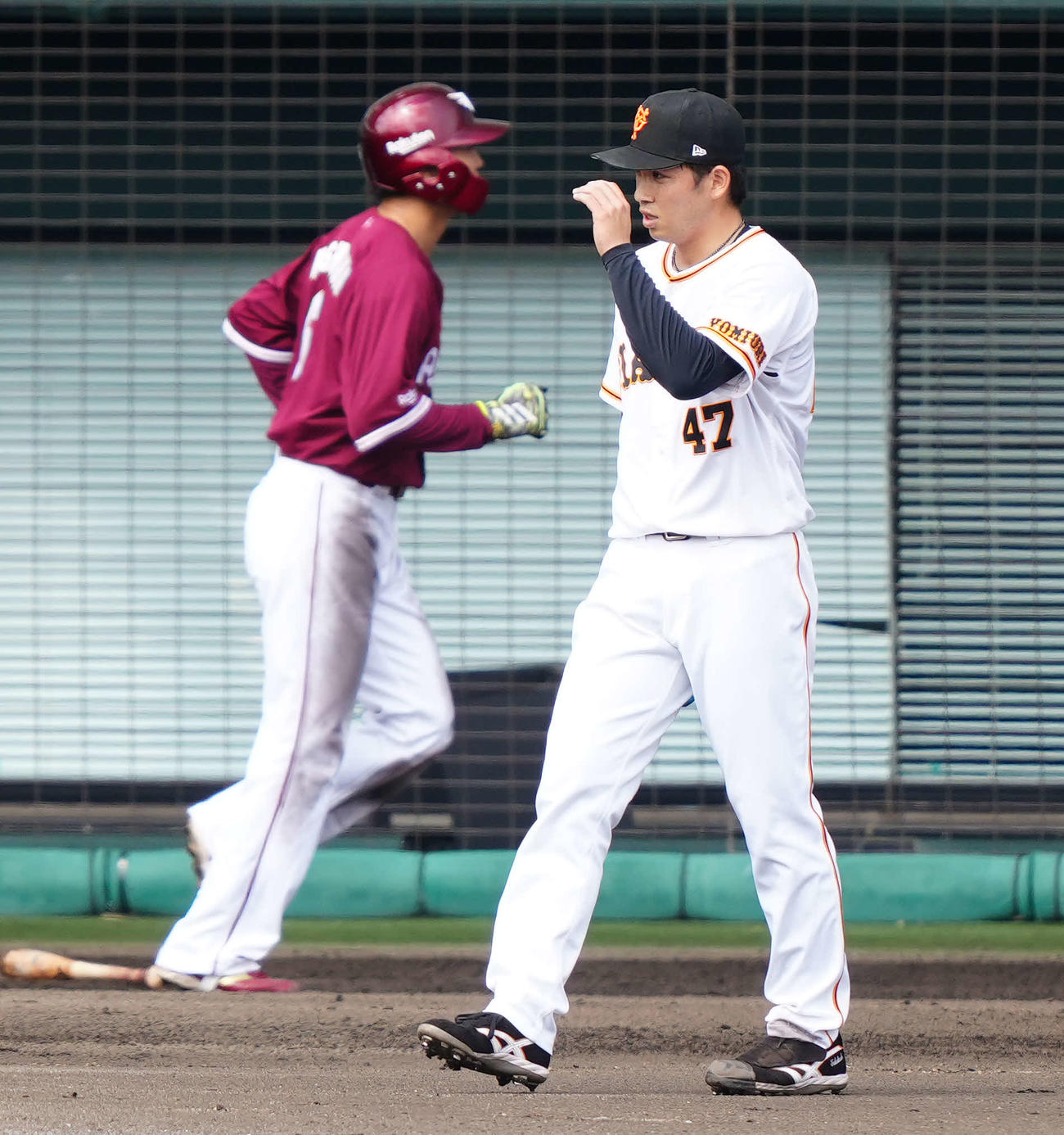 巨人対楽天　3回表楽天2死二塁、和田に適時打を浴びた高橋（右）。左は西川（撮影・江口和貴）