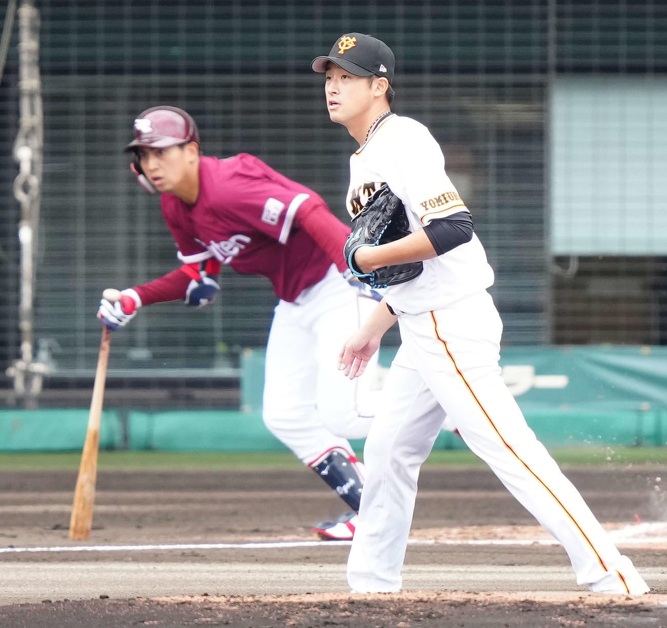 巨人対楽天　1回表楽天2死一、二塁、小郷（後方）に先制適時打を浴びる堀田（撮影・江口和貴）