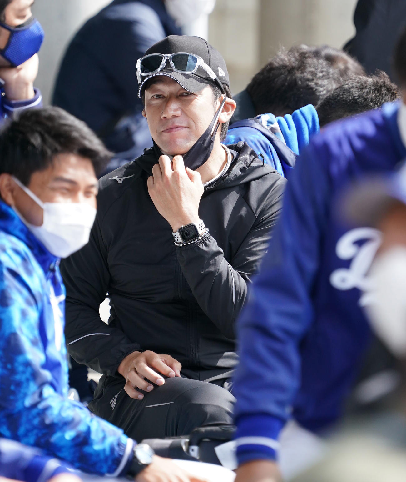 中日2軍との練習試合を視察したDeNA三浦監督（撮影・森本幸一）