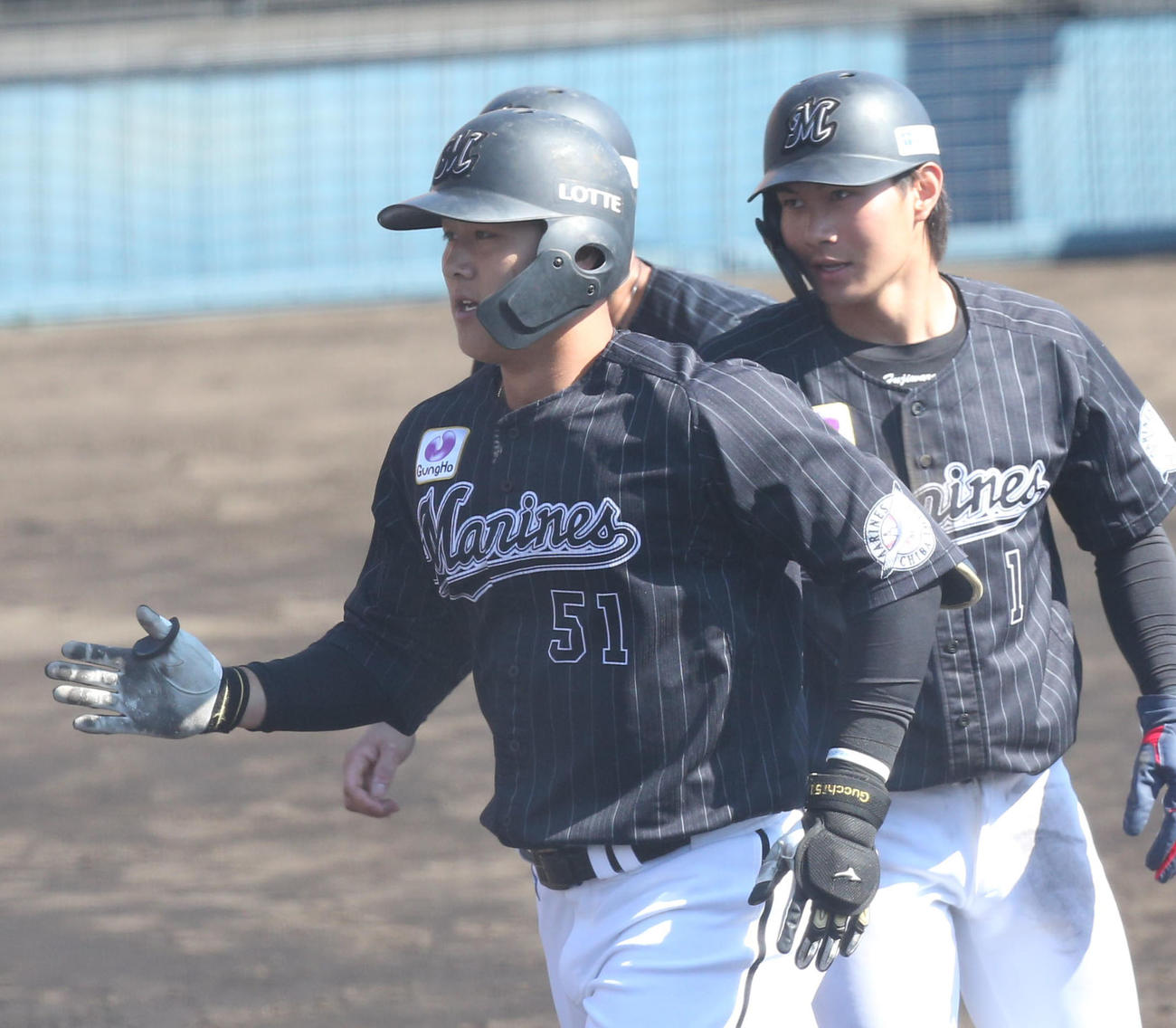 ソフトバンク対ロッテ　4回表ロッテ2死一、二塁、山口は中越えに3点本塁打を放ちベンチに帰る（撮影・梅根麻紀）
