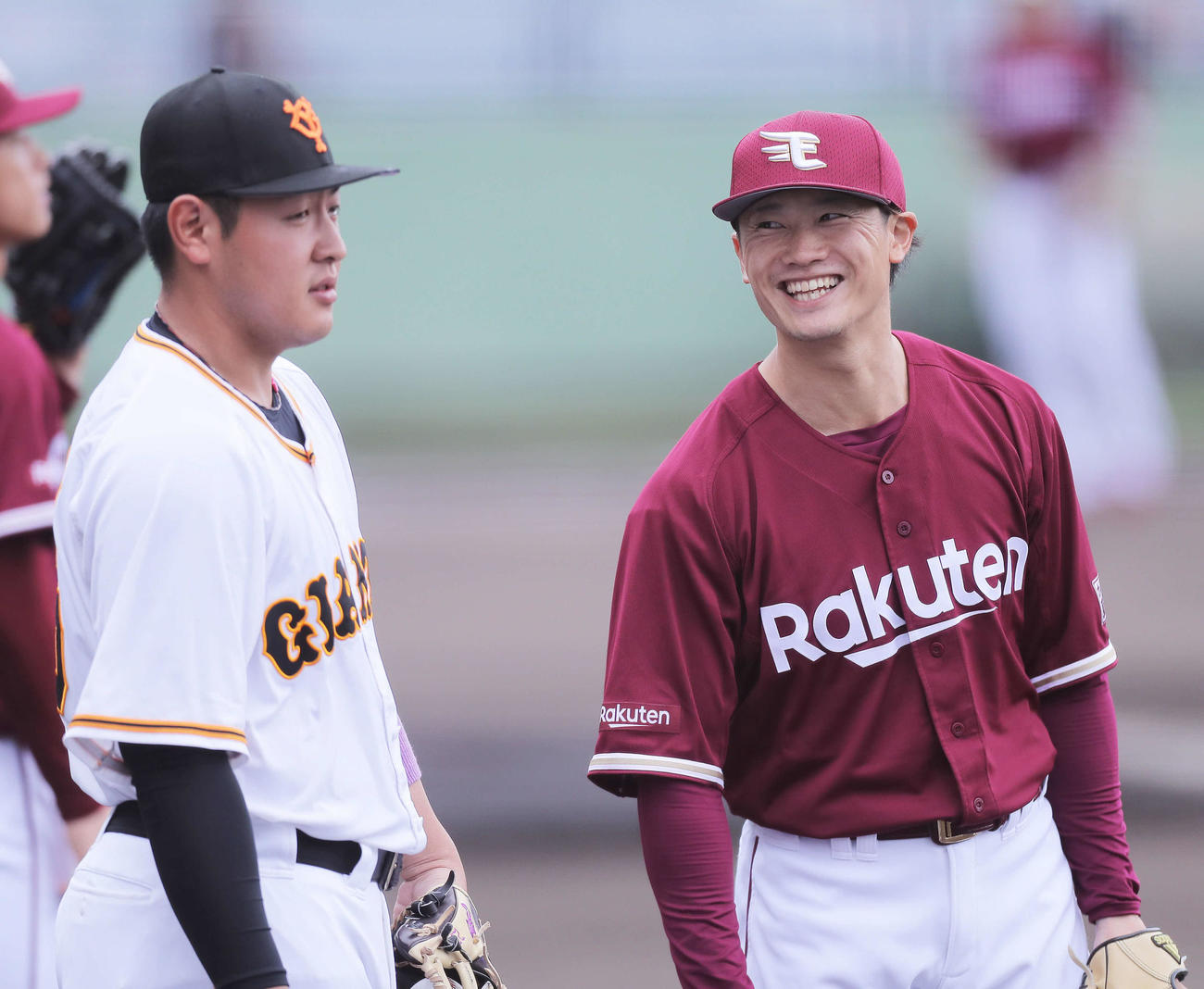 試合開始前、言葉を交わす巨人岡本和（左）と楽天西川（撮影・河田真司）