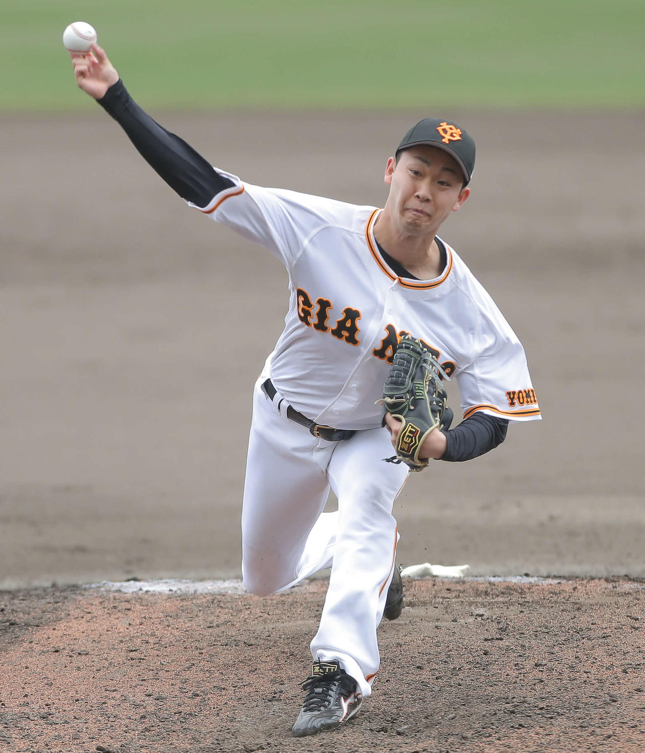 巨人対楽天　9回表、力投する山崎伊（撮影・河田真司）