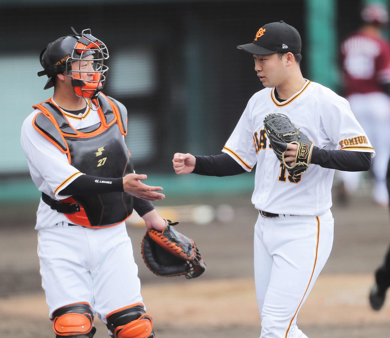 巨人対楽天　8回表を抑え、巨ベンチに戻る岸田（左）と山崎伊（撮影・河田真司）