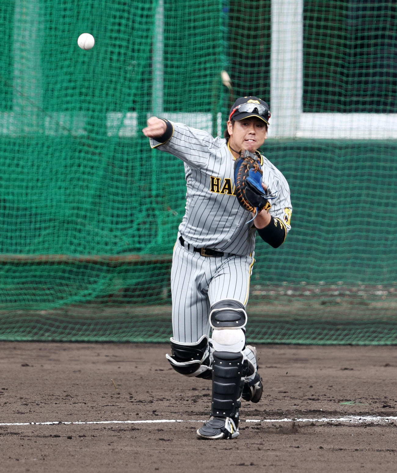 二塁に送球する梅野（撮影・加藤哉）