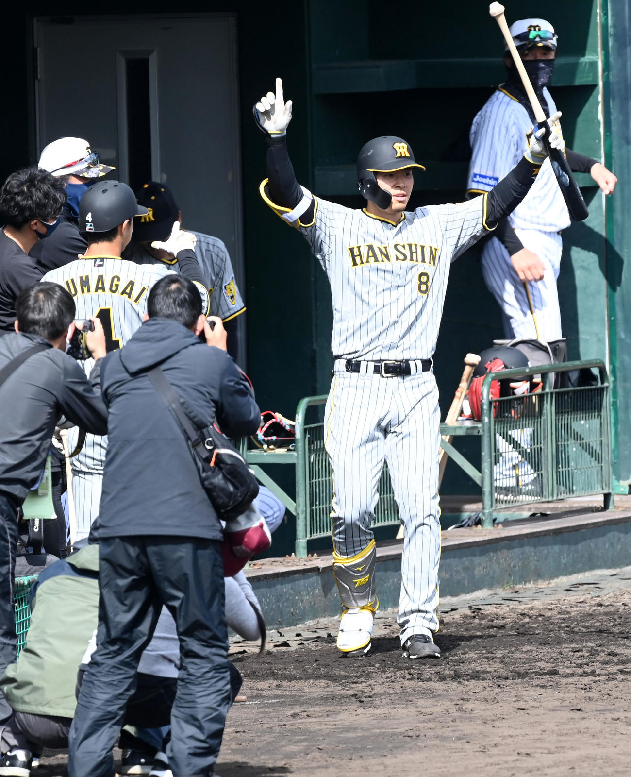 7回、佐藤輝は右越え本塁打を放ちポーズを決める（撮影・前岡正明）