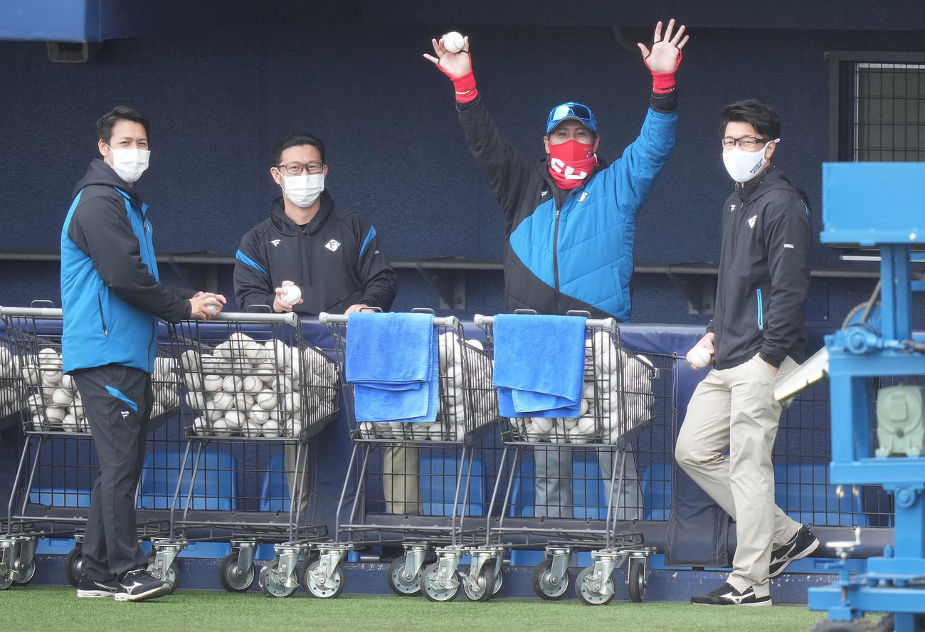 園児たちの声援に応える日本ハム新庄監督（右から2人目）（撮影・鈴木みどり）