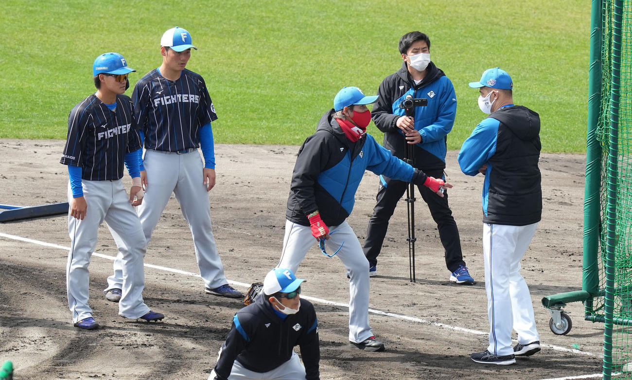 左から日本ハム郡、清宮らの前で話す室伏広治スポーツ庁長官（右）と日本ハム新庄監督（撮影・鈴木みどり）