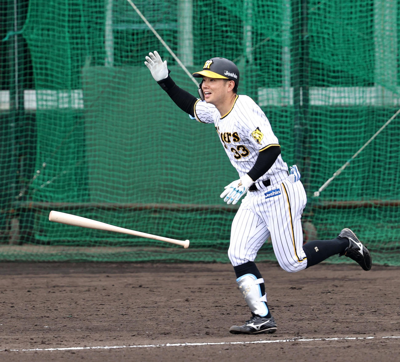 5回、糸原は右越え2点本塁打を放つ（撮影・加藤哉）