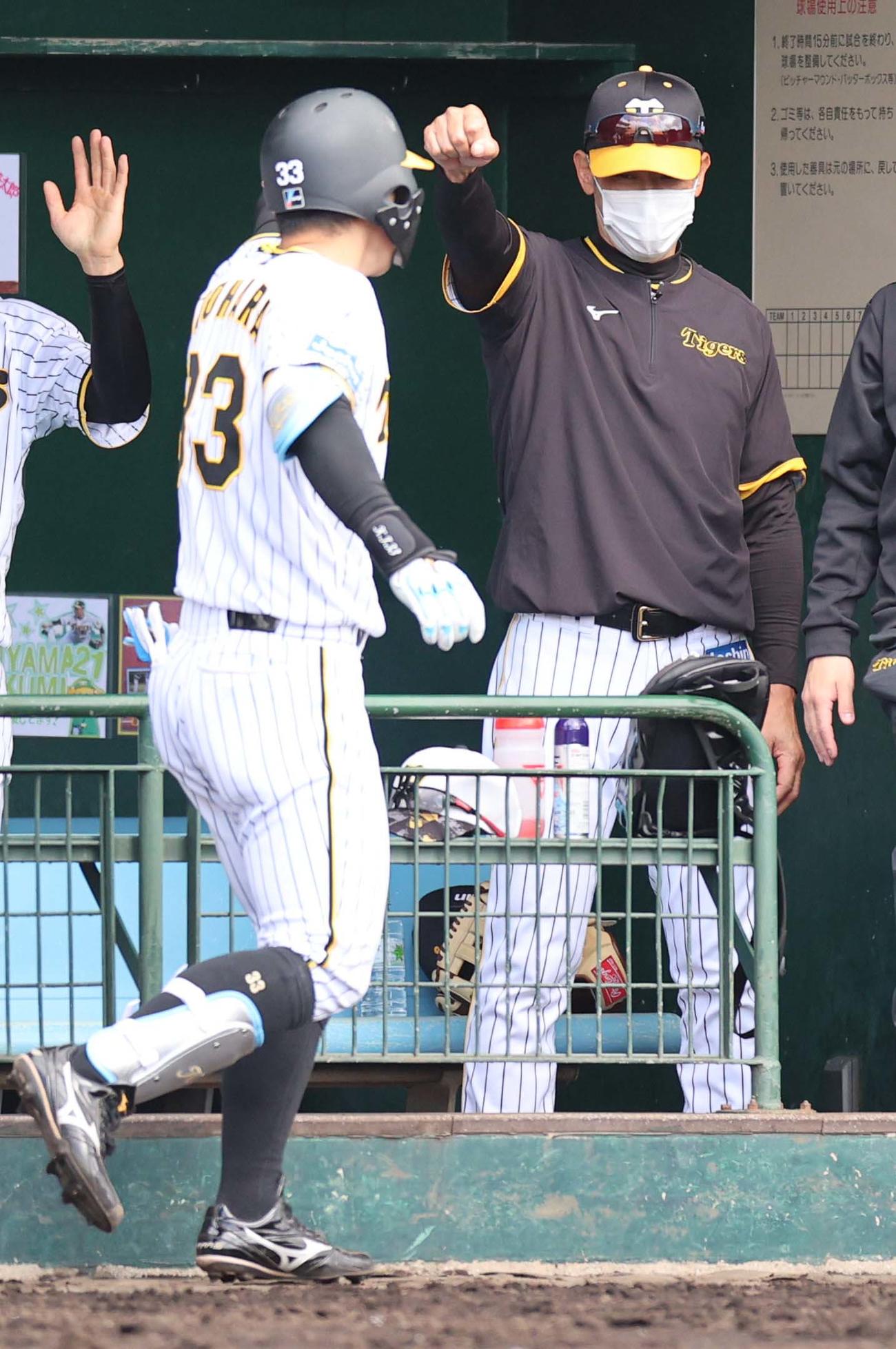 紅白戦　5回裏白組無死一塁、右越え2点本塁打を放った糸原（左から2人目）を矢野ガッツで出迎える矢野監督（撮影・上田博志）