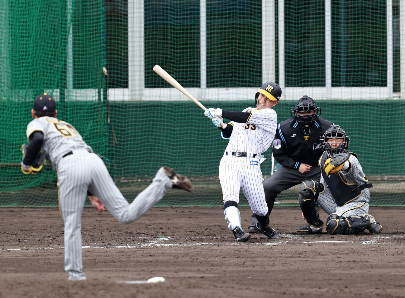 5回、糸原は右越え2点本塁打を放つ。投手は小川（撮影・加藤哉）