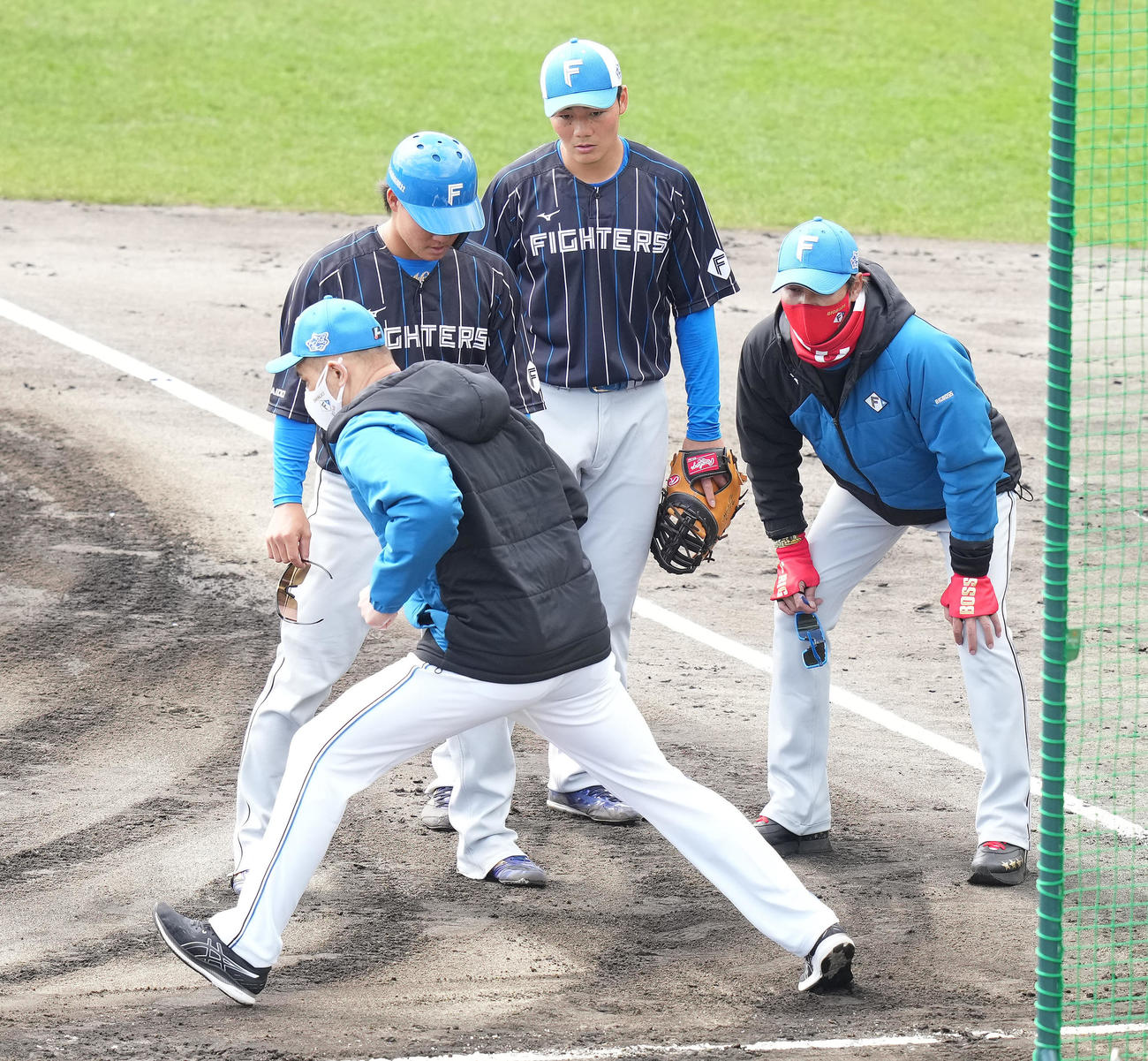 左奥から日本ハム郡、清宮に指導する室伏広治スポーツ庁長官（手前）。右は新庄監督（撮影・鈴木みどり）
