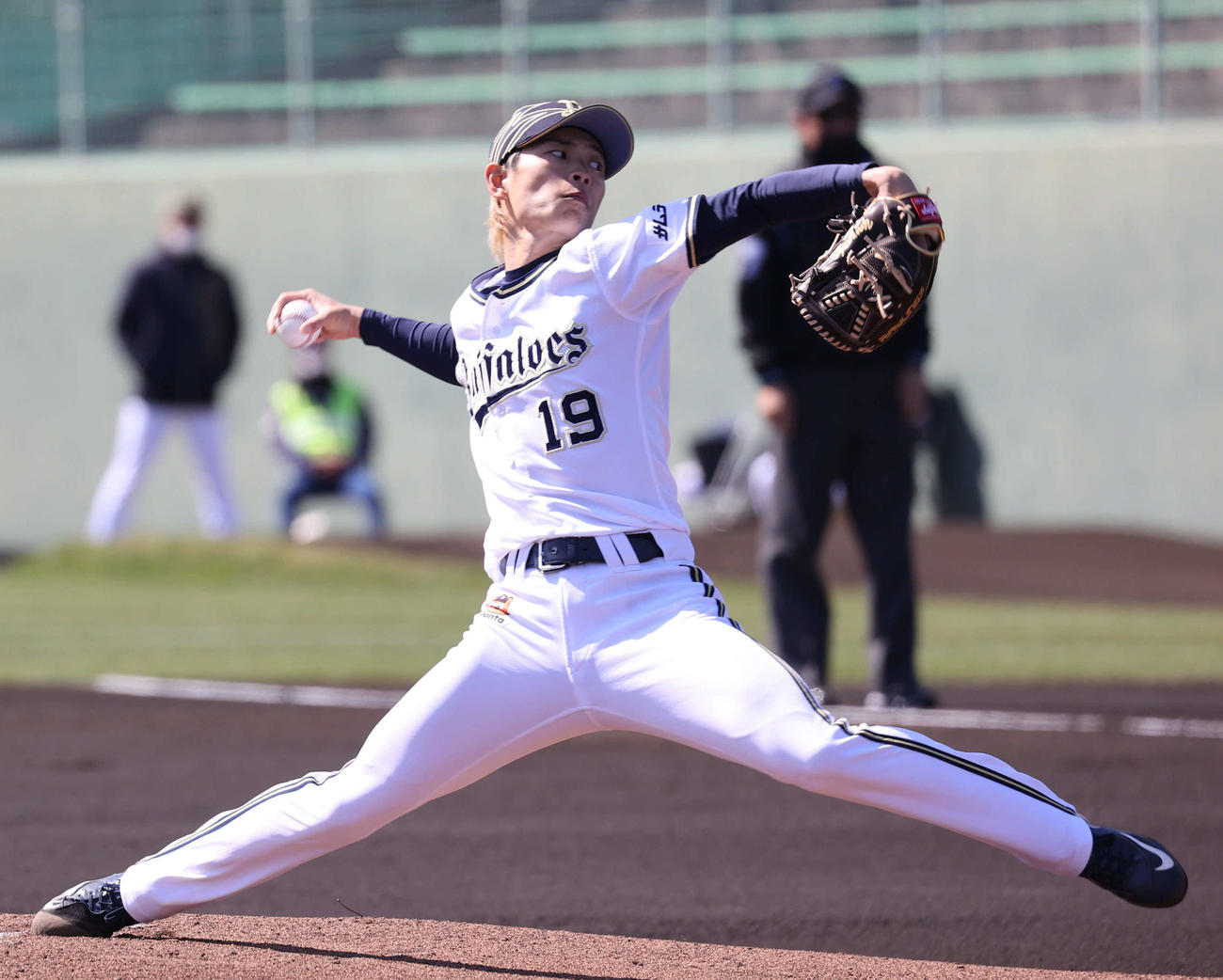 オリックス先発の山岡泰輔（撮影・渦原淳）