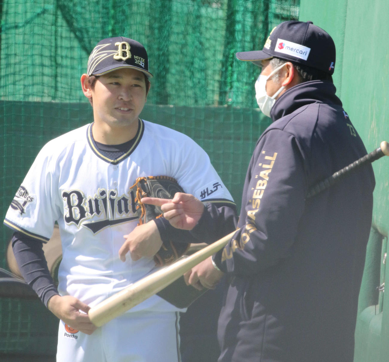 高山郁夫コーチからアドバイスを受けるオリックス宮城大弥（左）（撮影・渦原淳）