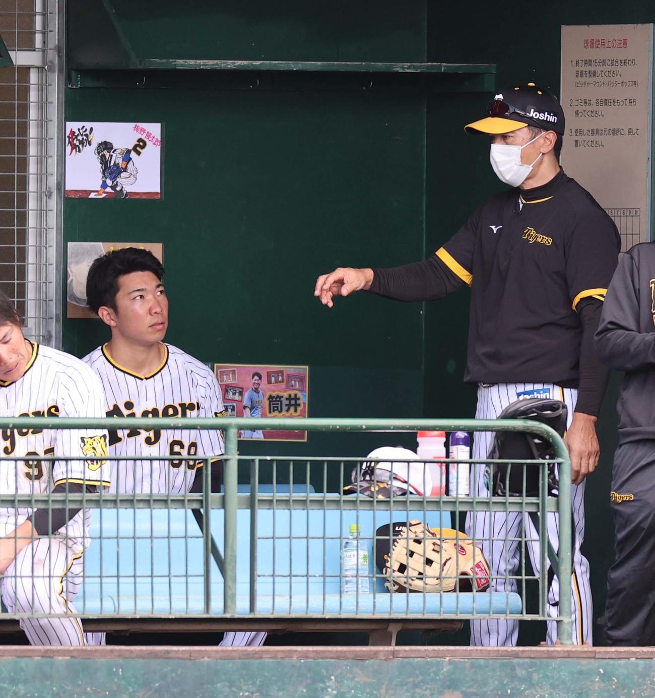 好投した石井（左）に声を掛ける矢野監督（撮影・上田博志）