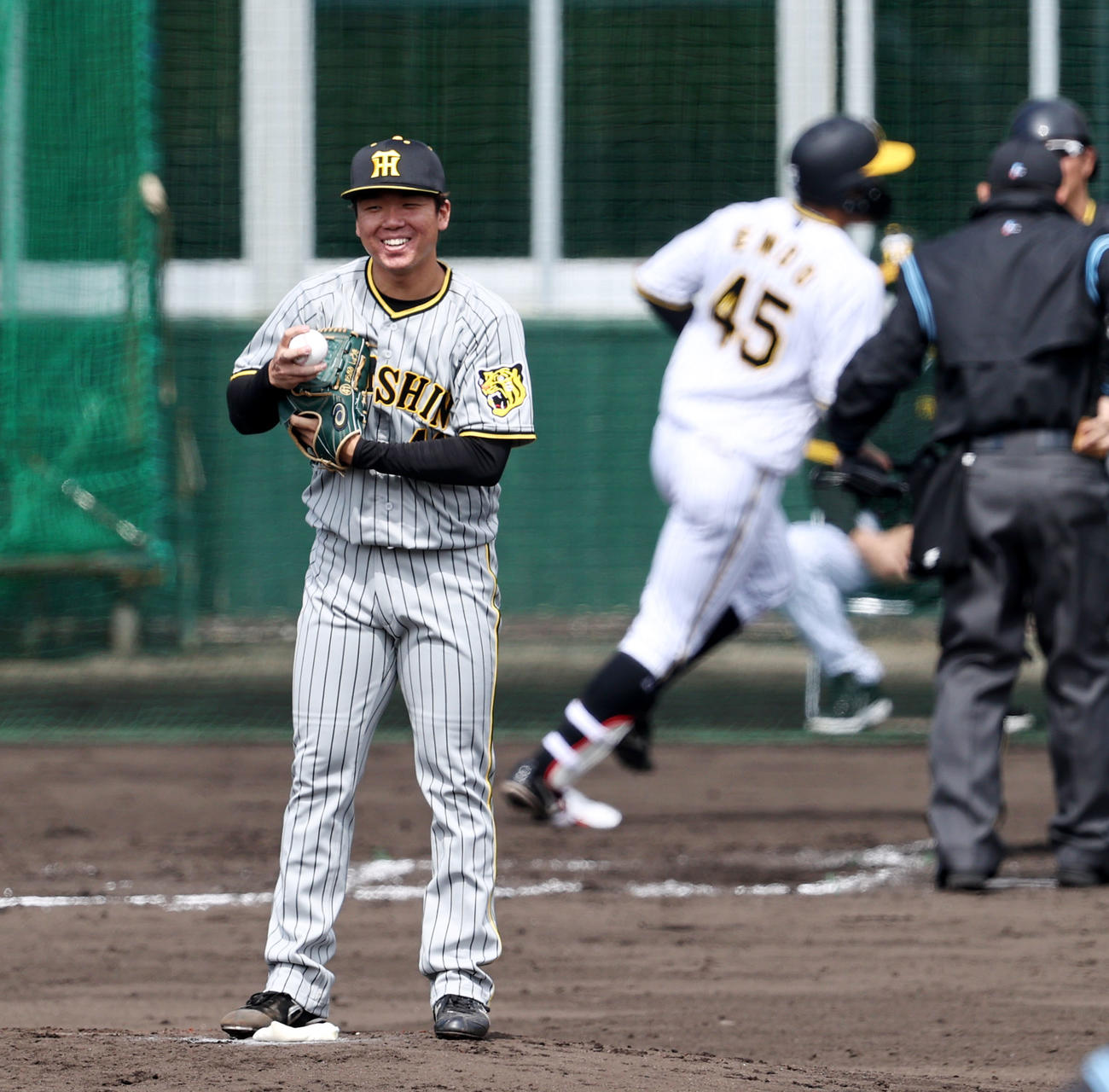 紅白戦　3回裏白組1死、村上は遠藤に右越え本塁打を被弾（撮影・加藤哉）
