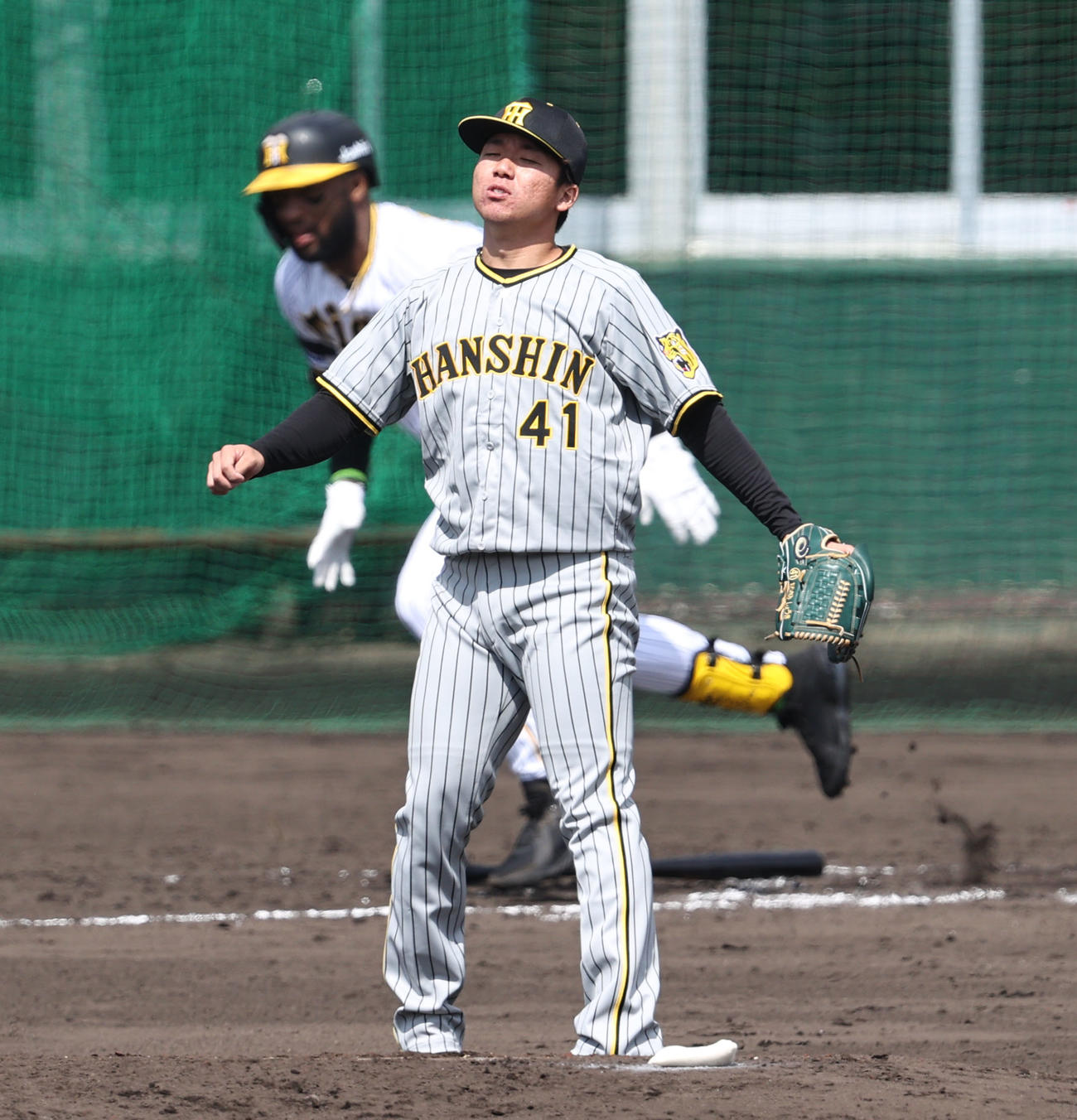 3回、村上はロハスに右適時二塁打を浴びる（撮影・加藤哉）