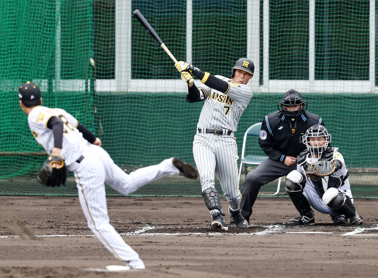 紅白戦　2回表紅組1死、糸井は右前打を放つ。投手は小野（撮影・加藤哉）