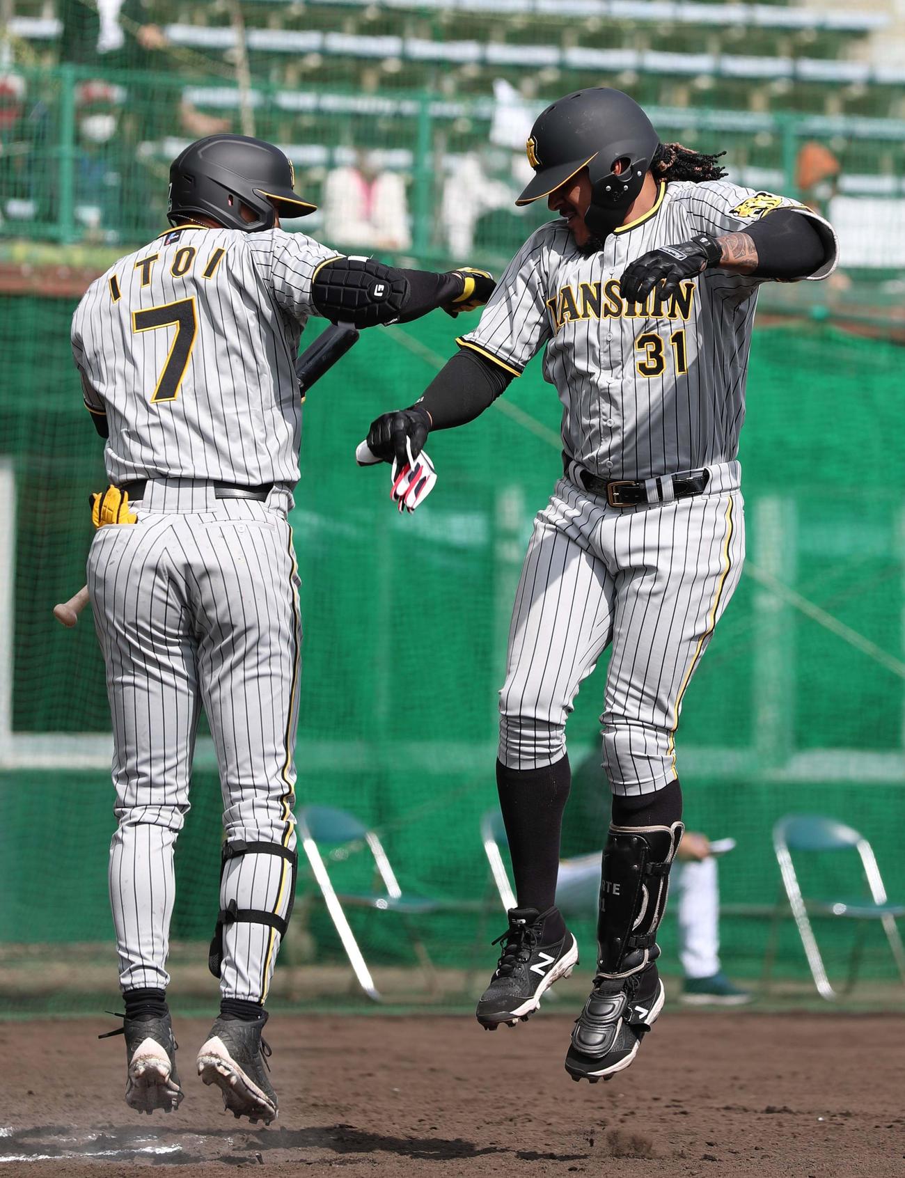 7回、マルテ（右）は左越え本塁打を放ち糸井と喜び合う（撮影・上田博志）