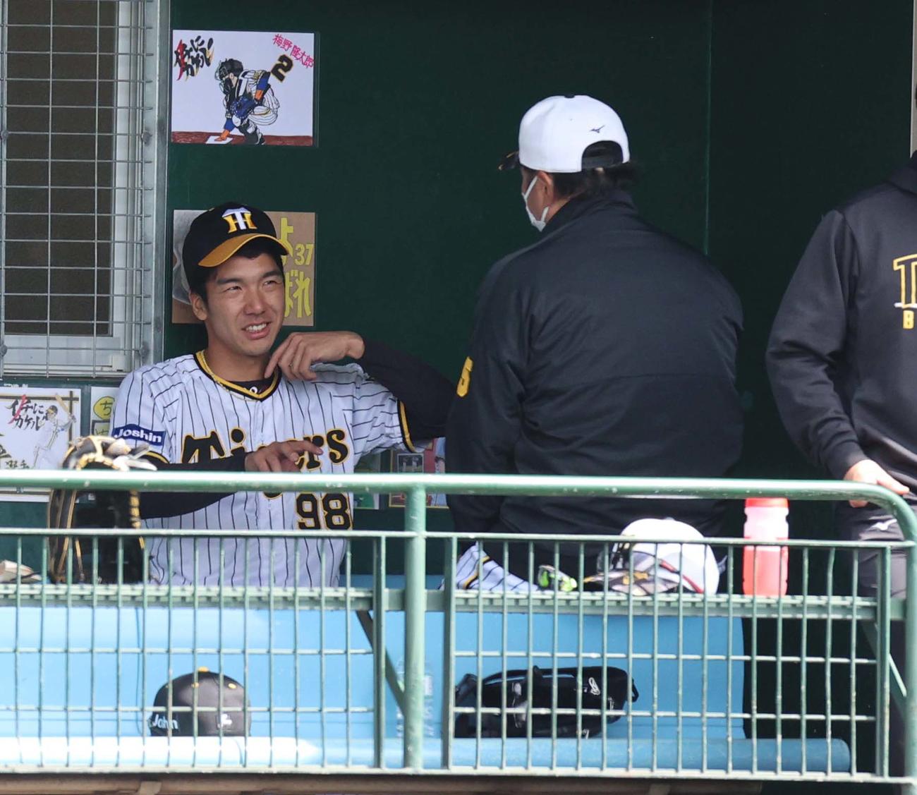 紅白戦　登板を終え福原コーチ（右）と話す小野泰己（撮影・上田博志）
