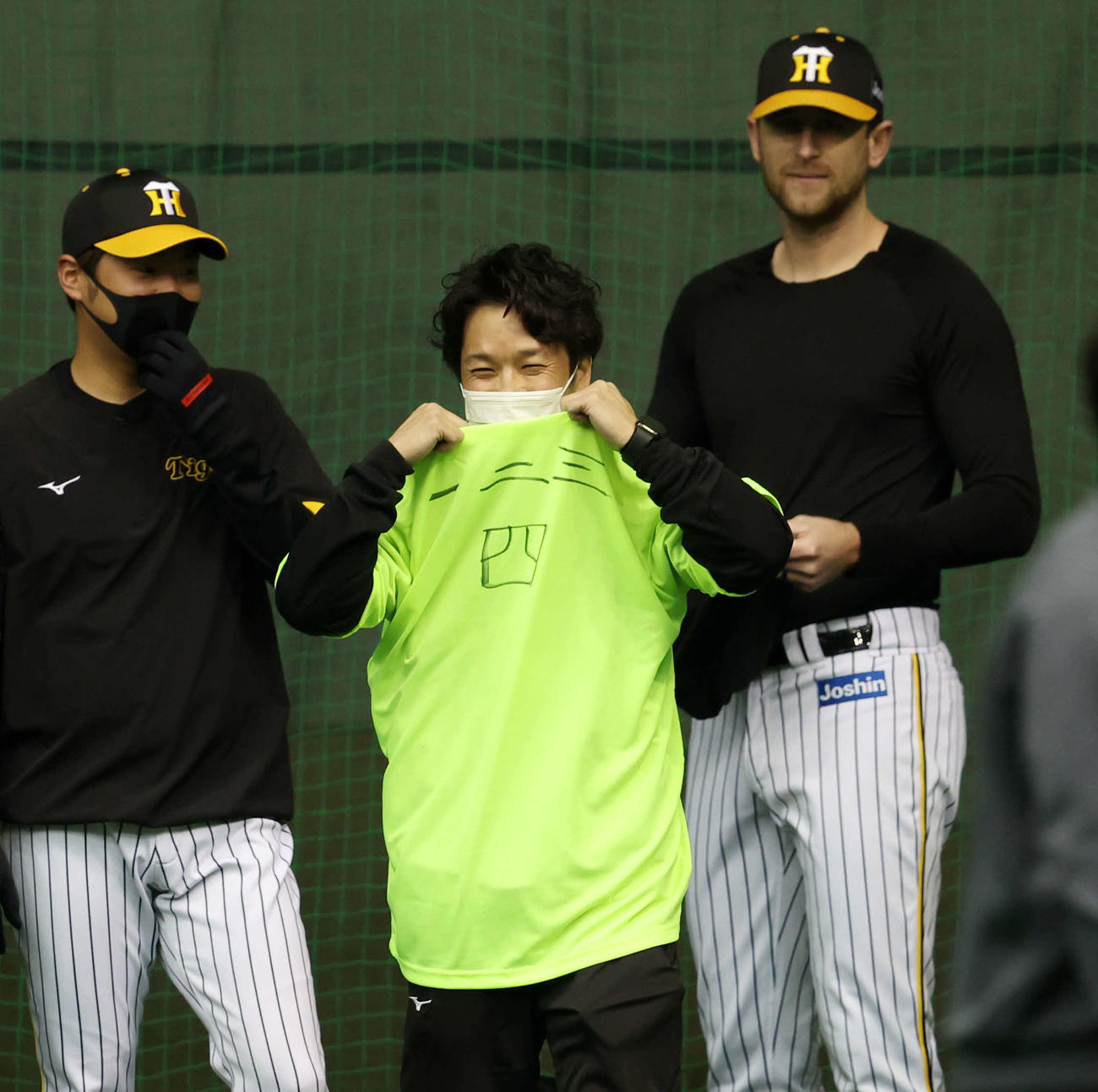 ワンデーキャプテンのガンケルが通訳が着たTシャツに書き込んだ文字（撮影・加藤哉）