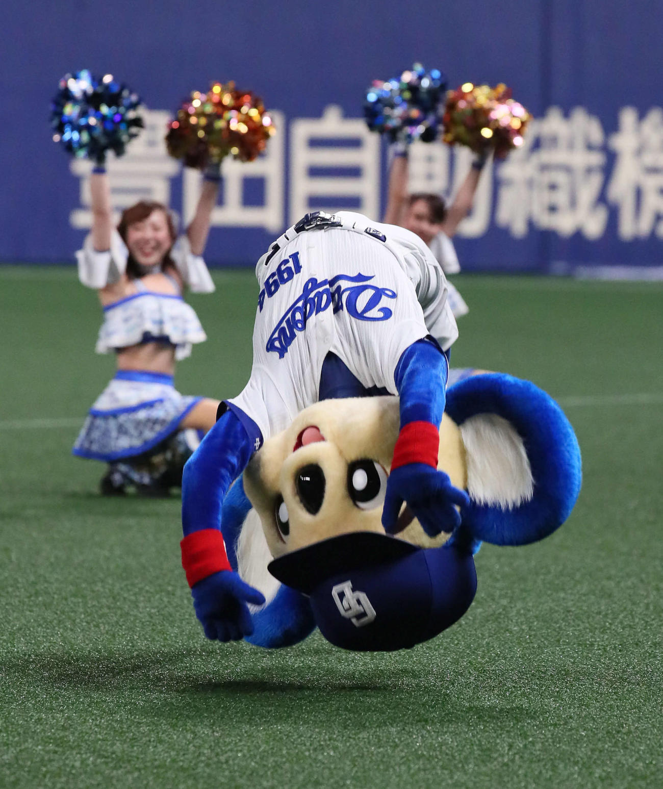 バク転ひねりを成功させるドアラ