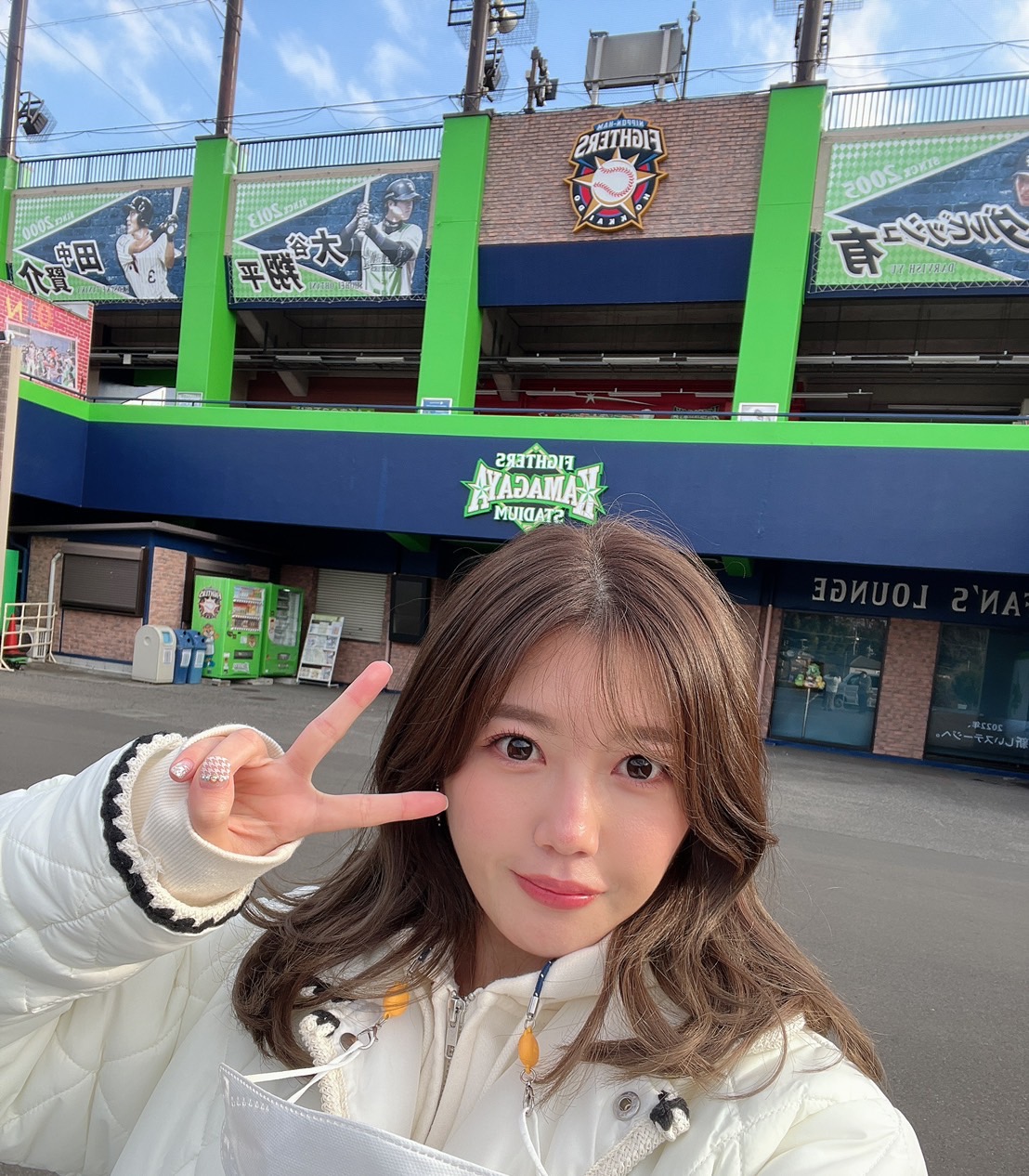 鎌ケ谷スタジアム前で写真に納まる宮崎美穂