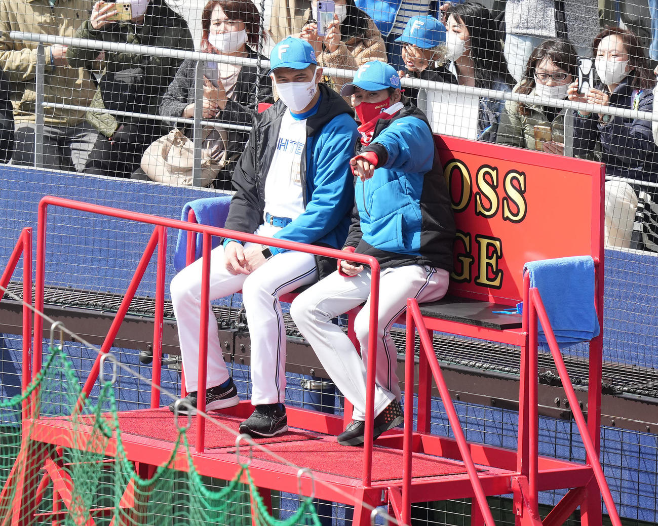 ビッグボスステージで談笑する室伏広治スポーツ庁長官（左）と日本ハム新庄監督（撮影・鈴木みどり）