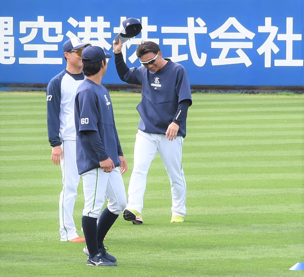 カラオケBGMで尾崎豊の「I LOVE YOU」を披露したヤクルト嶋（右）は照れくさそうに帽子を取って一礼する（撮影・鈴木正章）