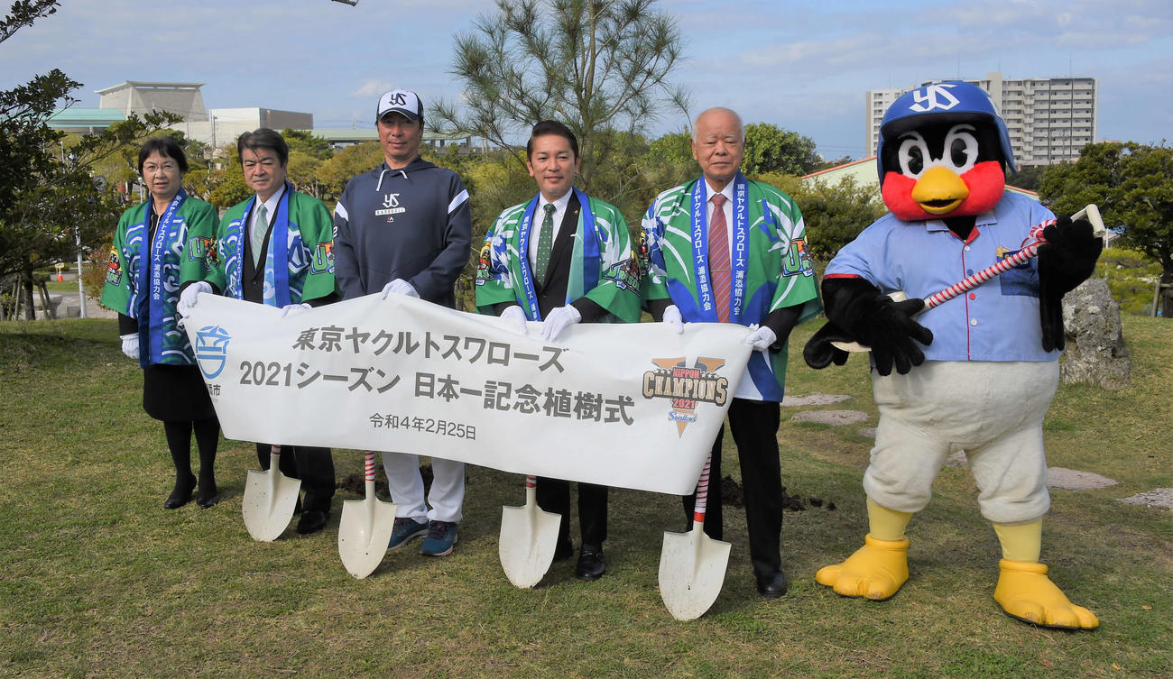 ヤクルト高津監督（左から3人目）はキャンプ地の沖縄・浦添で昨季日本一の記念植樹を行った（撮影・鈴木正章）