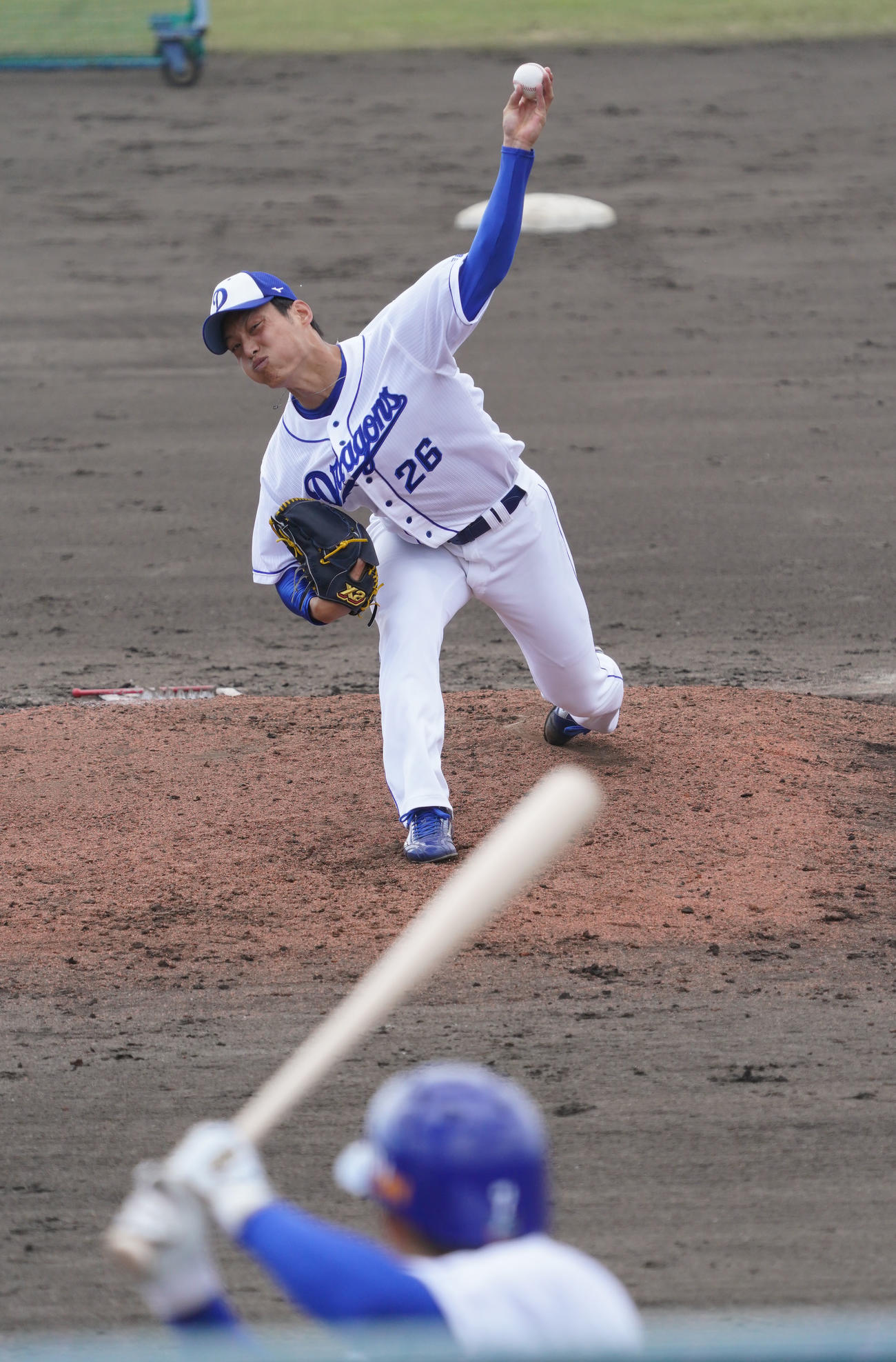 シート打撃に登板する中日石森大誠（撮影・森本幸一）