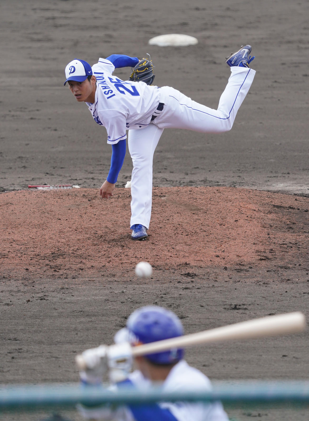 シート打撃に登板する中日石森大誠（撮影・森本幸一）