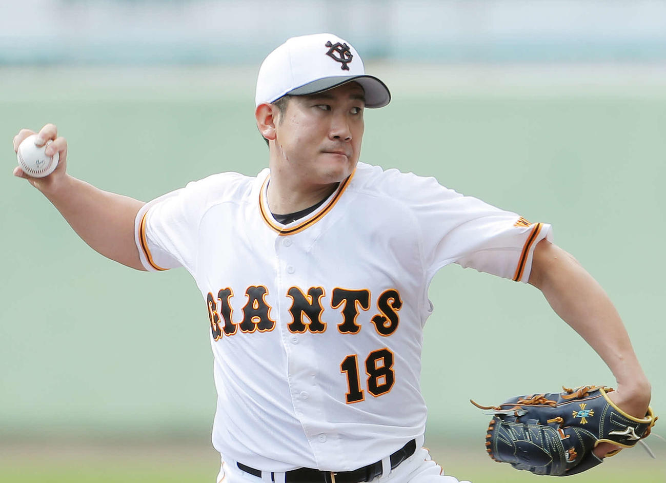 シート打撃で登板し力投する巨人菅野（撮影・河田真司）