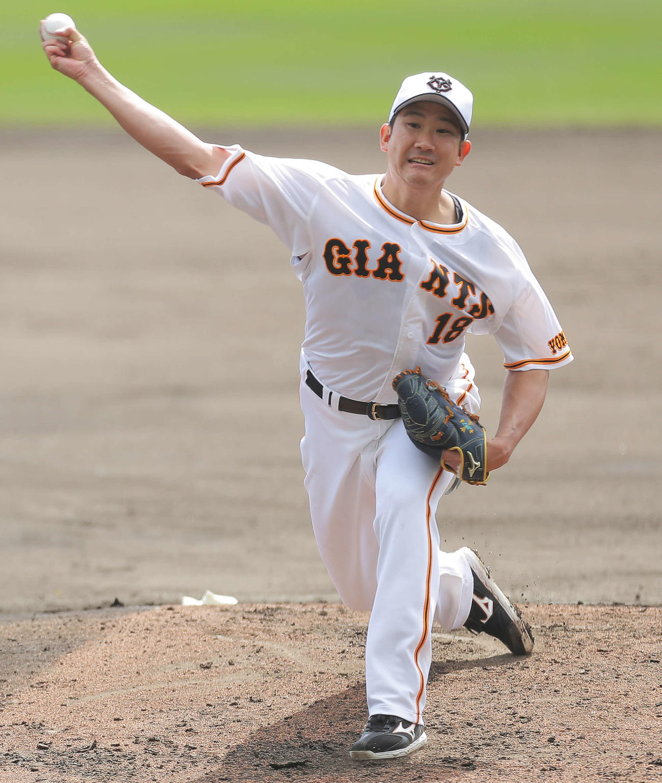 シート打撃で登板し力投する巨人菅野（撮影・河田真司）