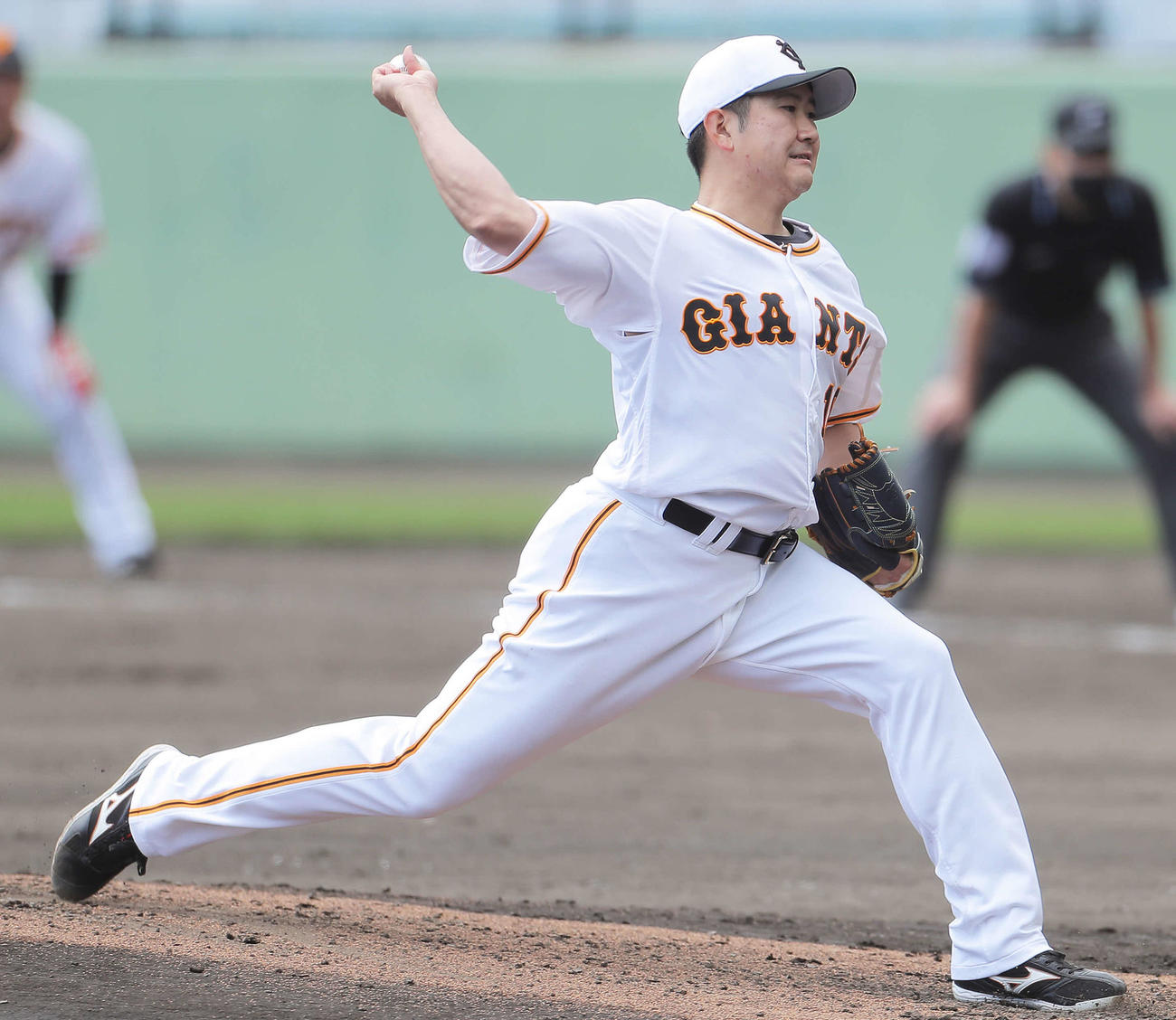 シート打撃で登板し力投する巨人菅野（撮影・河田真司）