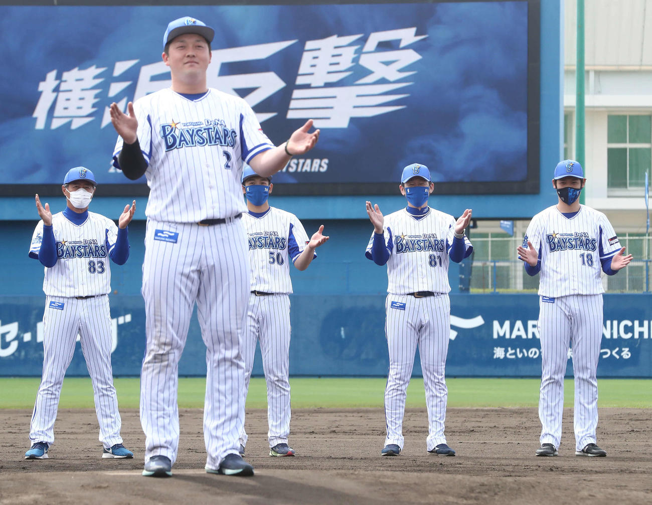 春季キャンプの手締めを行う、後方右からDeNA小園、三浦監督、山本、青山ヘッドコーチ。手前は牧
