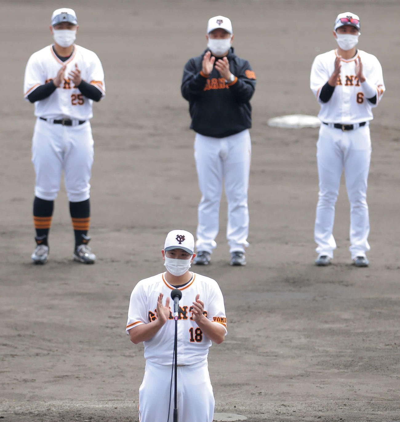キャンプ最終日を迎え、観客席に向かい手締めする巨人菅野（手前）。後方左から岡本和、原監督、坂本（撮影・河田真司）